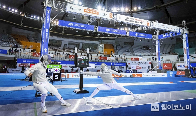SK텔레콤이 후원하는 ‘2024 서울 SK텔레콤 국제 그랑프리 펜싱 선수권대회’가 사흘 간(5월 4~6일)의 열전 끝에 성황리에 막을 내렸다. SKT는 지난 20년간 꾸준한 후원을 통해 ‘펜싱 강국’ 한국을 만드는데 결정적 역할을 했다. (사진) 6일 서울 SK핸드볼경기장에서 열린 SK텔레콤 국제 그랑프리 펜싱 선수권에 출전한 선수들이 기량을 겨루고 있다. / 2024.05.07 (출처: SK텔레콤)