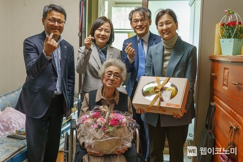 어버이날을 맞아 LH임직원들이 LH 임대주택 어르신께 카네이션 및 건강 기원 물품을 전달하고 기념촬영을 하고 있다. / 2024.05.08 (출처: LH)
