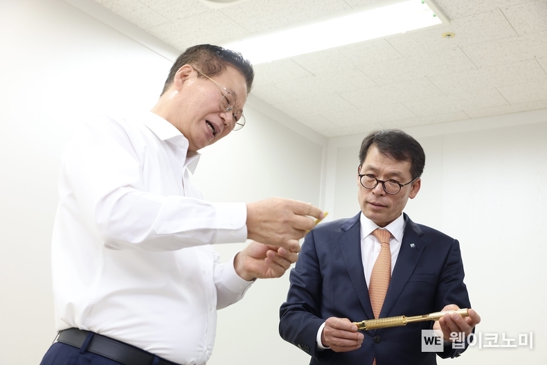 사진은 9일 김성태 IBK기업은행장(오른쪽)이 성남산업단지에 소재한 하이콘을 방문해 황동원 대표(왼쪽)에게 반도체 테스트 소켓에 대한 설명을 듣고 있는 모습 / 2024.05.10 (출처: IBK기업은행)