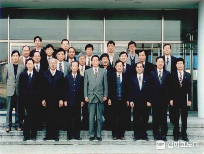 삼성중공업-KAIST 산학협력협의체 창설 당시 기념사진 1부 (첫줄 좌측 네 번째부터, 95년 당시 직함 기준) 이경원 삼성중공업 부사장, 신현동 KAIST 공대학장, 조광제 삼성중공업 상무, (두 번째 줄 좌측 두 번째) 故최도형 KAIST 기계공학과 교수 / 2024.05.10 (출처: KAIST)