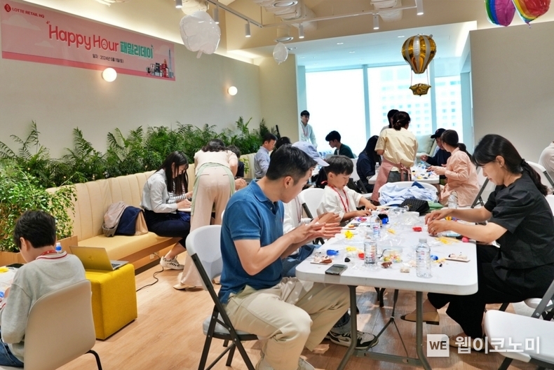 지난 5월 11일(토), 서울시 송파구에 위치한 롯데월드타워에서 롯데 유통군HQ 임직원 가족들이 '패밀리데이'에 참여하고 있다. / 2024.05.12 (출처: 롯데쇼핑) 