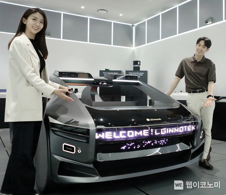 LG이노텍 직원들이 미래차 목업(Mock-up)에 장착된 차량 조명 모듈 ‘넥슬라이드’를 선보이고 있다. / 2024.05.13 (출처: LG이노텍)