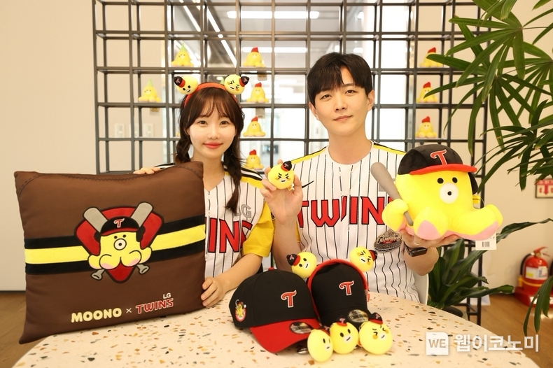 LG유플러스와 LG트윈스가 14일부터 3일간 서울 잠실종합운동장에서 ‘무너’ 캐릭터를 활용한 컬래버레이션 이벤트를 진행한다. 사진은 LG유플러스 직원들이 무너 캐릭터를 모티브로 특별 제작한 유니폼을 착용하고 컬래버레이션 굿즈를 선보이고 있는 모습. / 2024.05.13 (출처: LG유플러스)