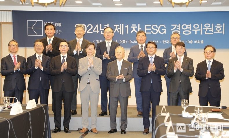 (1열 왼쪽부터) 조영철 HD현대인프라코어/사이트솔루션 대표이사 사장, 노준형 롯데지주 ESG경영혁신실 부사장, 박준성 ㈜LG ESG팀 부사장, 기재부 김재훈 미래전략국장, 손경식 경총 회장, 박승희 삼성전자 대외협력담당 사장, 서진석 OCI홀딩스 대표이사 사장, 이동근 경총 상근부회장 / 2024.05.13 (출처: 한국경영자총협회)