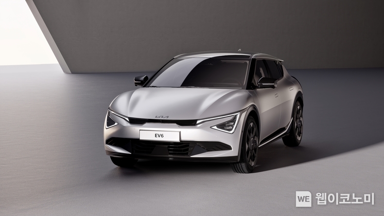 기아가 상품성을 대폭 강화한 전용 전기차 ‘더 뉴 EV6(The new EV6, 이하 EV6)’의 계약을 14일(화)부터 시작한다고 밝혔다. (사진)더 뉴 EV6 외장 / 2024.05.14 (현대차·기아)