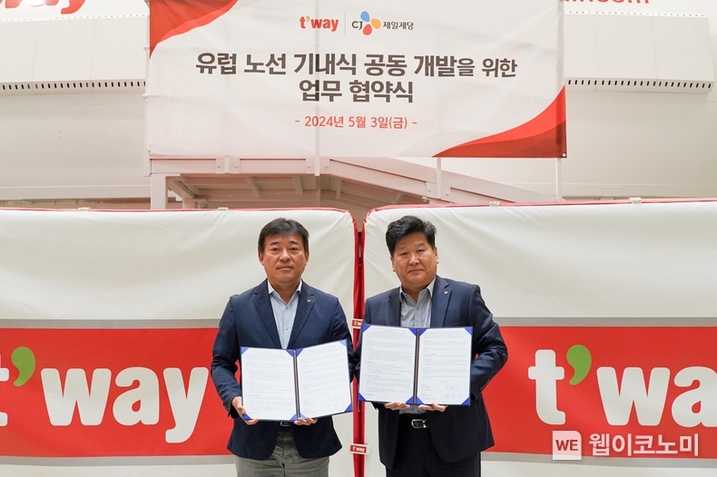 CJ제일제당-티웨이항공 ‘유럽 노선 기내식 공동 개발을 위한 업무 협약식’에서 박충일 CJ제일제당 B2B 사업본부 본부장(사진 오른쪽)과 김형이 티웨이항공 경영본부장이 기념사진을 촬영하고 있다. / 2024.05.14 (출처: CJ제일제당)