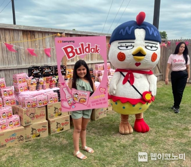 선물을 받고 기뻐하는 소녀와 이벤트 차량 / 2024.05.14 (출처: 삼양라운드스퀘어)
