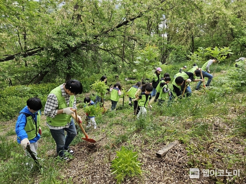 지난 11일(토), 현대엔지니어링 임직원 및 임직원 가족이 서울 상암동 노을공원에서 생태숲 가꾸기 봉사활동을 진행하고 있다. / 2024.05.14 (출처: 현대엔지니어링)