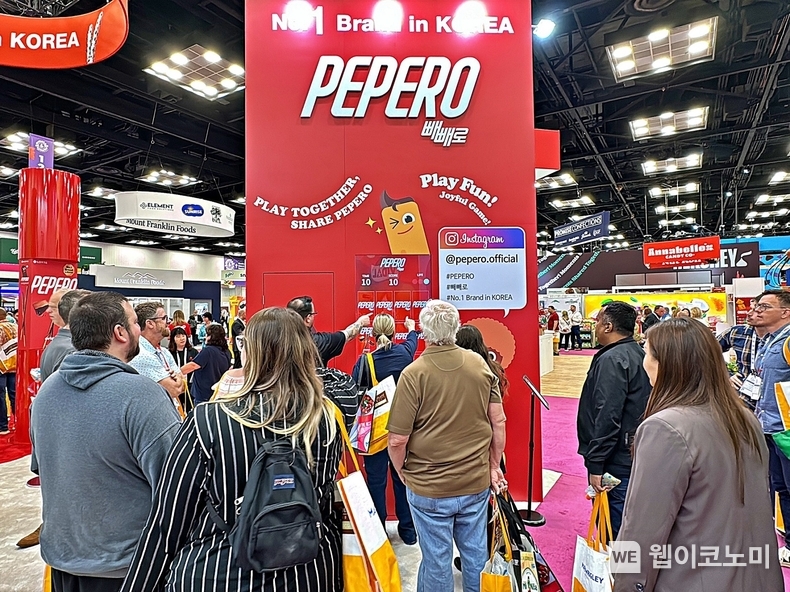 미국 인디애나 컨벤션센터에서 열린 ‘2024 스윗 앤 스낵 엑스포 (Sweets & Snacks EXPO 2024)’ 롯데웰푸드 운영 부스에 많은 글로벌 참관객들이 방문해 체험형 이벤트를 즐기고 있다. / 2024.05.16 (출처: 롯데웰푸드)