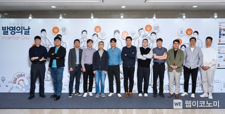  '2024 발명의 날' 수상자들이 현대차·기아 AVP본부 송창현 사장, 현대차·기아 R&D본부 양희원 사장과 단체 기념사진을 찍는 모습(좌측부터 김종필 책임연구원, 배재관 연구원, 홍성민 책임연구원, 서임술 책임연구원, 송창현 사장, 김주석 책임 연구원, 윤정로 책임연구원, 이환희 책임연구원, 윤진영 책임연구원, 양희원 사장, 박상도 책임연구원, 정성빈 책임연구원) / 2024.05.16 (출처: 현대차·기아)