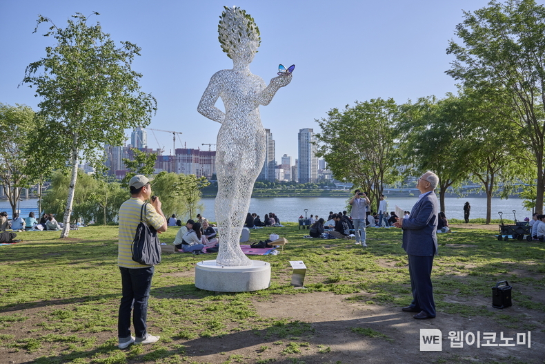 5월 16일(목) 서울 한강뚝섬공원에서 열린 견생조각전 100회 기념전에서 윤영달 크라운해태제과 회장이 이일 작가의 Mother 작품 설명을 듣고 있다. / 2024.05.17 (출처: 크라운해태제과)