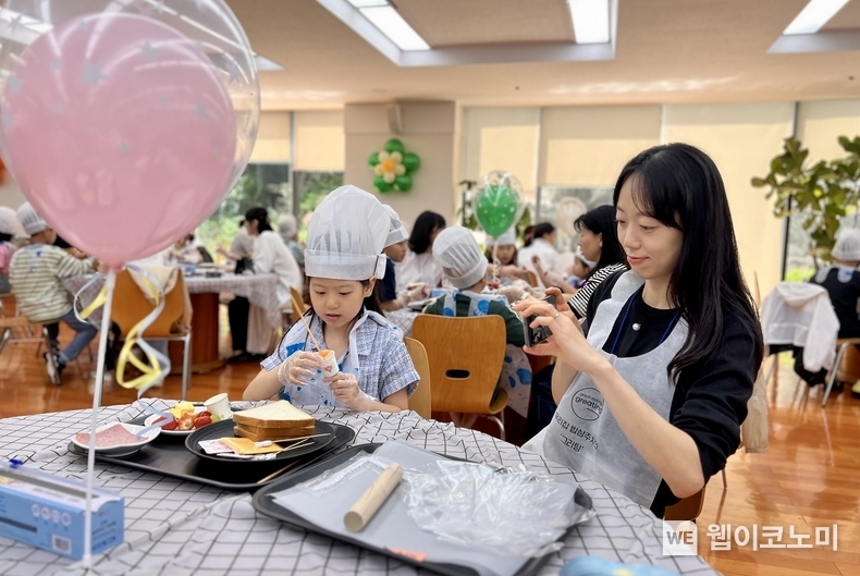 지난 18일(토) 현대엔지니어링 계동 본사에서 진행된 ‘임직원 자녀 초청행사’에 참여한 임직원 자녀들이 직접 음식을 만들어보고 있다. / 2024.05.20 (출처: 현대엔지니어링)