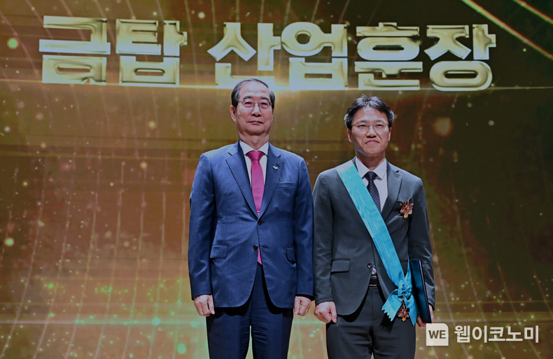 LG전자 김병훈 최고기술책임자(CTO)가 21일 서울 대한상공회의소에서 열린 제59회 발명의 날 기념식에서 최고 영예인 금탑산업훈장을 받았다. 김병훈 CTO(사진 오른쪽)가 이날 시상자로 나선 한덕수 국무총리와 함께 기념촬영을 하고 있다. / 2024.05.21 (출처: LG전자)