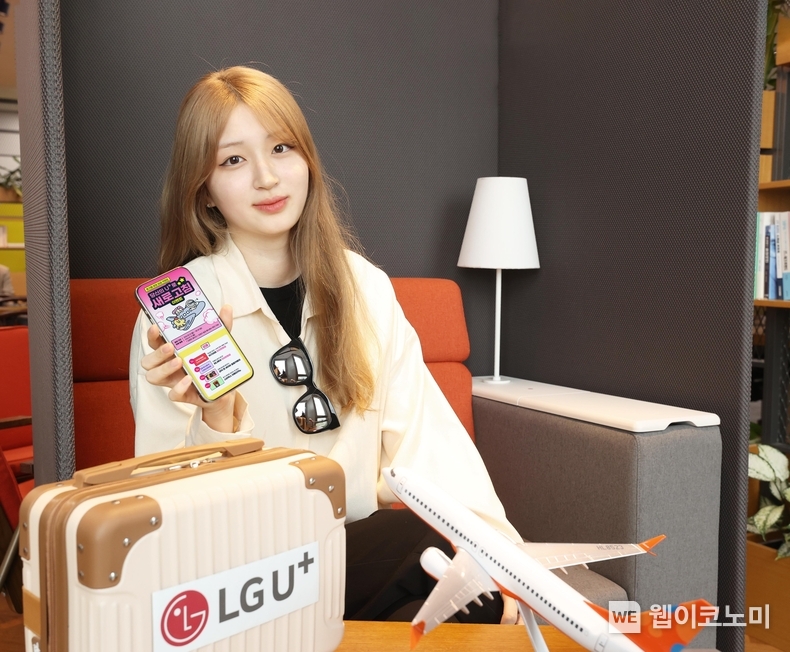 LG유플러스(대표 황현식)는 휴가철 해외여행 고객들을 위한 고객센터 앱 ‘당신의U+’ 앱에 신규 기능을 추가하고, 이에 대한 이벤트를 진행한다고 21일 밝혔다. 사진은 LG유플러스 직원이 ‘당신의 U+ 새로고침’ 이벤트를 소개하는 모습. / 2024.05.21 (출처: LG유플러스)