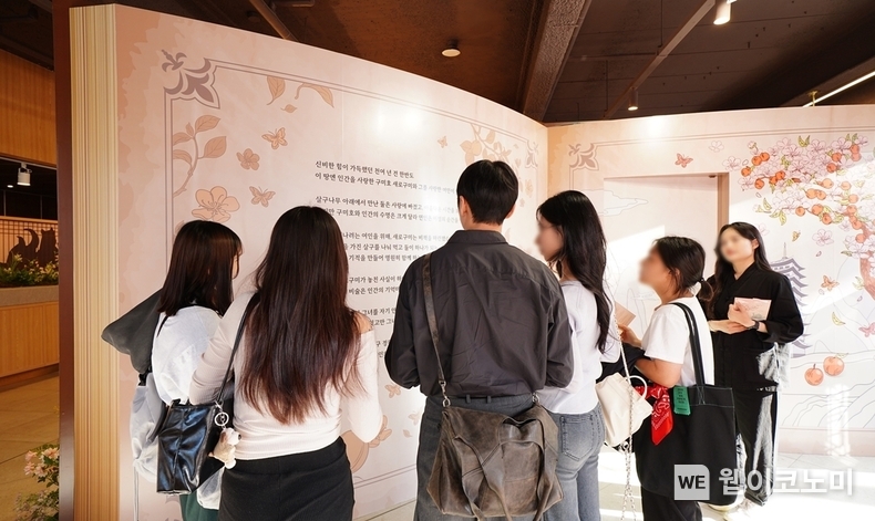 방문객이 새로 살구 팝업스토어에서 새로구미의 세계관이 담긴 스토리 전시를 관람하고 있다. / 2024.05.22 (출처: 롯데칠성)