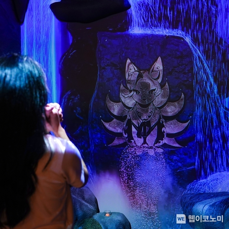 방문객이 새로 살구 팝업스토어에서 미디어아트로 꾸며진 소원폭포 콘텐츠를 체험하고 있다. / 2024.05.22 (출처: 롯데칠성)