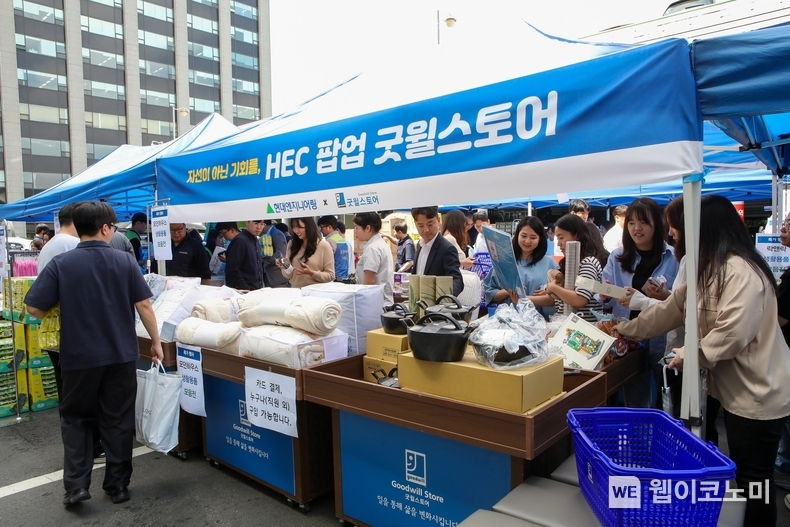 지난 21 일(화), 현대엔지니어링 계동 본사에 마련된 굿윌스토어 팝업스토어에서 임직원과 지역민들이 물품을 구경하고 있다. / 2024.05.22 (출처: 현대엔지니어링)