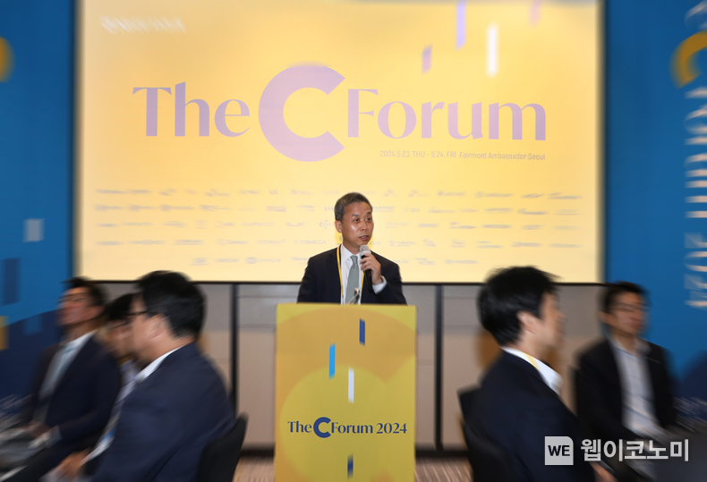 NH투자증권은 국내외 주요 기관투자가 대상 「THE C FORUM」을 23일 개최한다고 밝혔다. 윤병운 NH투자증권 사장이 페어몬트 앰버서더 서울 호텔에서 열린 「THE C FORUM」에서 환영사를 하고 있다. / 2024.05.23 (출처: NH투자증권)