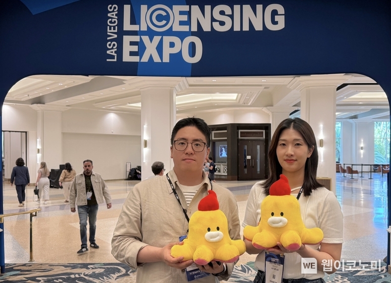 LG유플러스가 21일 미국 라스베이거스 만다레이 베이 컨벤션 센터(Mandalay Bay Convention Center)에서 열린 ‘2024 라이선싱 엑스포(Licensing Expo)’에 참가해 대표 캐릭터 ‘무너 크루’를 선보였다. 행사는 23일(현지시간)까지 3일간 진행된다. 사진은 LG유플러스 직원이 미국 라스베이거스 만다레이 베이 컨벤션 센터(Mandalay Bay Convention Center)에서 열린 ‘2024 라이선싱 엑스포(Licensing Expo)’에서 기념사진을 촬영하고 있는 모습. / 2024.05.23 (출처: LG유플러스)