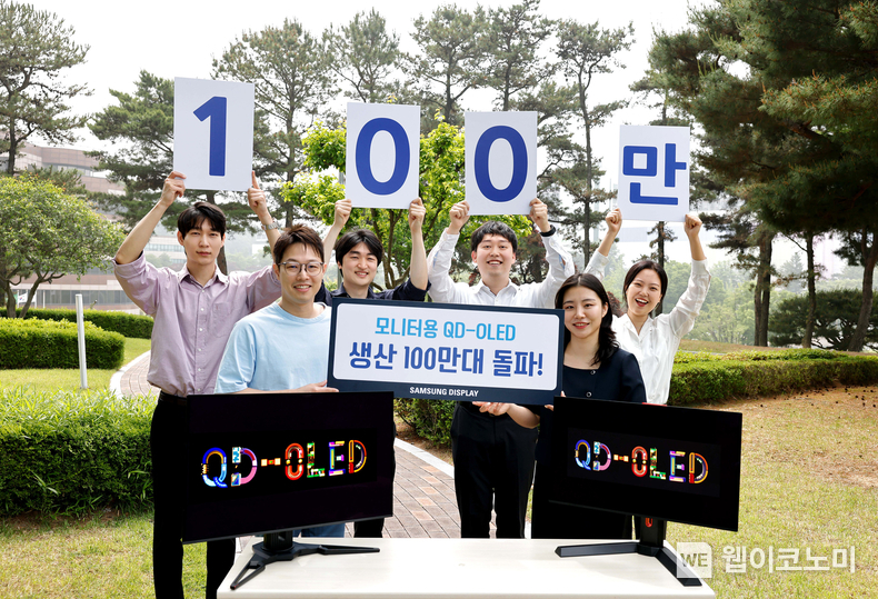 삼성디스플레이 대형사업부 직원들이 모니터용 QD-OLED 백만대 출하를 기념해 사진촬영을 하고 있다. / 2024.05.23 (출처: 삼성디스플레이)
