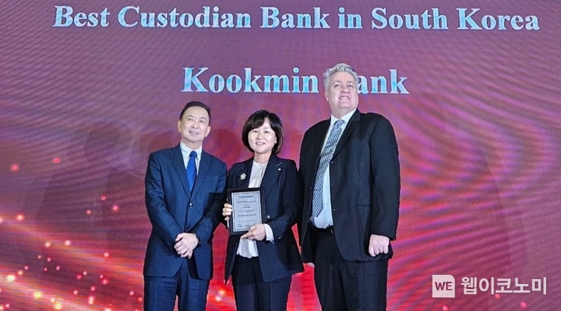 23일 홍콩에서 진행된 아시아뱅커지 주관 ‘The Asian Banker Financial Markets Awards 2024’에서 김옥자 KB국민은행 수탁사업부장(좌측 두 번째)과 아시안뱅커지 관계자들이 기념사진을 촬영하고 있다. / 2024.05.24 (출처: KB국민은행) 