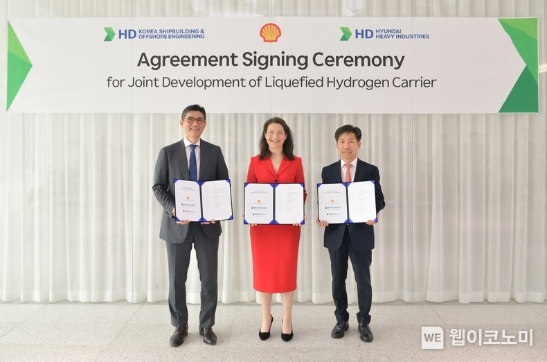 HD현대가 경기도 성남시에 위치한 HD현대 글로벌 R&D센터(GRC)에서 글로벌 에너지 기업 쉘(Shell)과 액화수소운반선 개발을 위한 기술 공동개발협약(JDA)을 체결했다. (사진 왼쪽부터 김성준 HD한국조선해양 대표, 캐리 트라우스(Karrie Trauth) 쉘 수석부사장, 전승호 HD현대중공업 기술본부장) / 2024.05.27 (출처: HD현대)