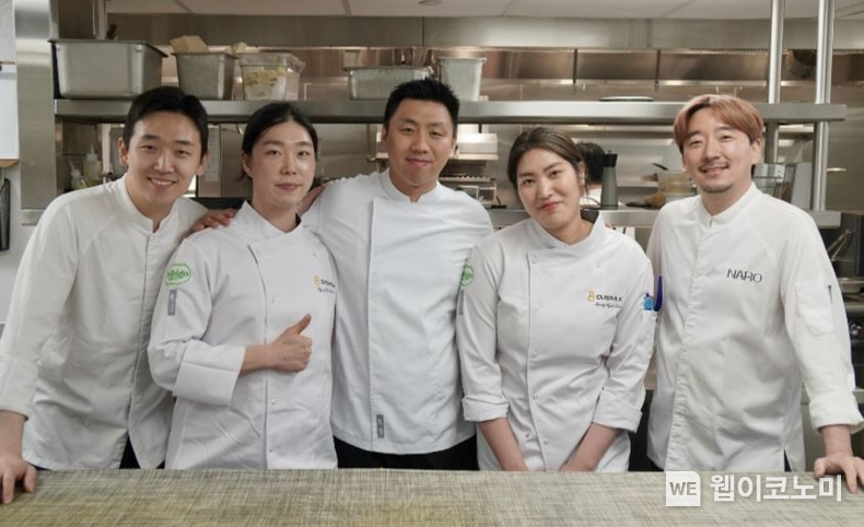22일 美 뉴욕 ‘NARO’ 레스토랑에 모인 박윤수 셰프(NARO), 백경록 셰프(Cuisine. K), 박주은 셰프(주은), 이승현 셰프(Cuisine. K), 박정현 셰프(NARO) (사진 맨 왼쪽부터) / 2024.05.27 (출처: CJ제일제당)