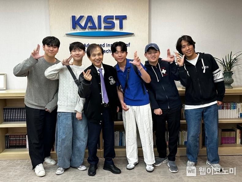 KAIST가 28일 저녁 대전 본원 대강당에서 ‘KAIST 교가·애국가 챌린지’를 개최한다. 예선을 통과해 본선 무대에 오르는 이광형 총장(왼쪽에서 세 번째)와 학부생 힙합동아리 ‘구토스’ 학생들 / 2024.05.27 (출처: KAIST)