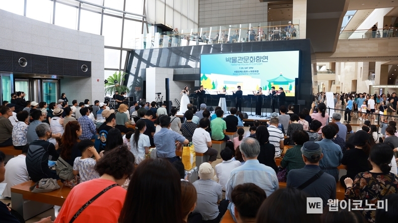 농심 ‘신나는 심포니’가 2023년 7월 29일, 서울 국립중앙박물관에서 오케스트라 공연을 하고 있다. / 2024.05.27 (출처: 농심)