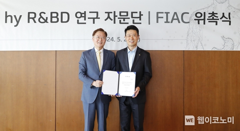 (왼쪽) 김연수 전 서울대병원장, (오른쪽) 변경구 hy 대표이사 / 2024.05.27 (출처: hy)