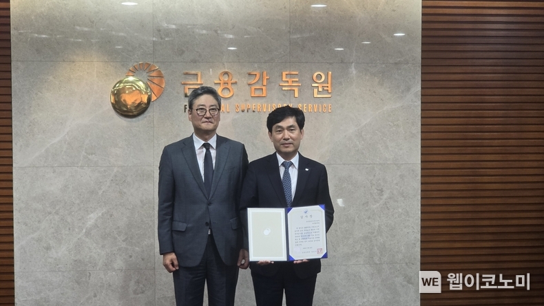 24일 KAI 재무그룹 이창수 상무(오른쪽)가 XBRL 재무 공시 우수법인 감사장을 수여받은 뒤 금융감독원 김정태 부원장보(왼쪽)와 기념사진을 찍고 있다. / 20224.05.27 (출처: KAI)