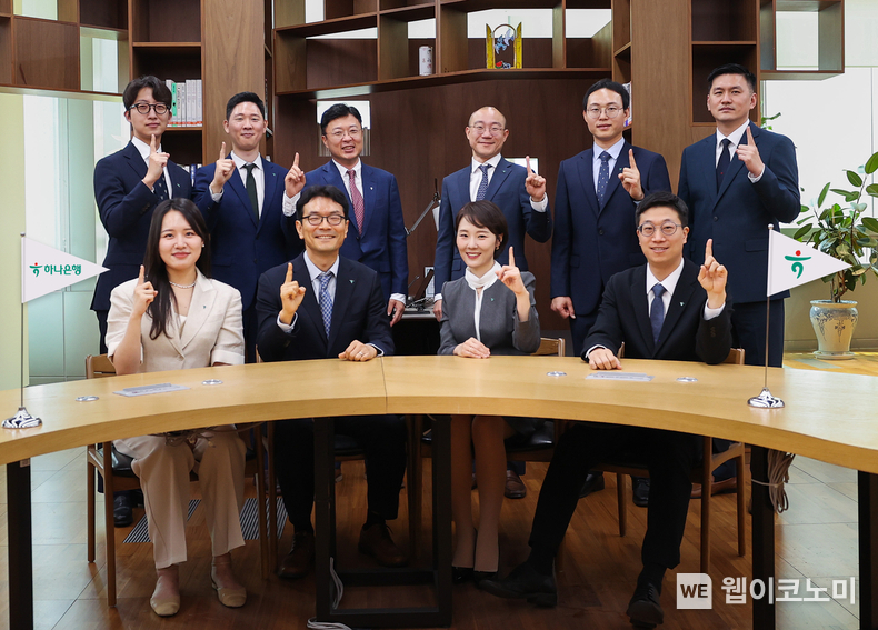 하나은행은 중소기업의 ESG 경영 지원을 위한 ESG 컨설팅 조직을 확대 개편하고 중소기업이 글로벌 ESG 규제에 적극적으로 대응할 수 있도록 전문 ESG 컨설팅 서비스를 시행한다. 지난 27일 서울 중구 을지로 소재 하나은행 을지로 본점에서 '하나은행 기업ESG컨설팅팀' 직원들이 기념촬영을 하고 있다. / 2024.05.28 (출처: 하나은행)