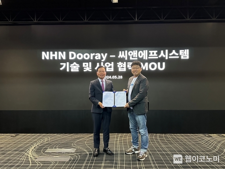 NHN두레이 백창열 대표(오른쪽)와 씨앤에프시스템 박정수 대표(왼쪽)는 28일 오전 NHN 판교 사옥에서 기술 및 사업 협력 업무협약(MOU)을 체결했다. / 2024.05.28 (출처: 엔에이치엔)