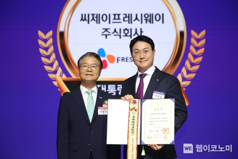 지난 28일, 서울 중구 대한상공회의소에서 열린 '2024 고용평등 공헌포상'에서 이건일 CJ프레시웨이 대표이사(오른쪽), 이정식 고용노동부 장관(왼쪽)이 대통령 표창 기념사진을 촬영하고 있다. / 2024.05.29 (출처: CJ프레시웨이)