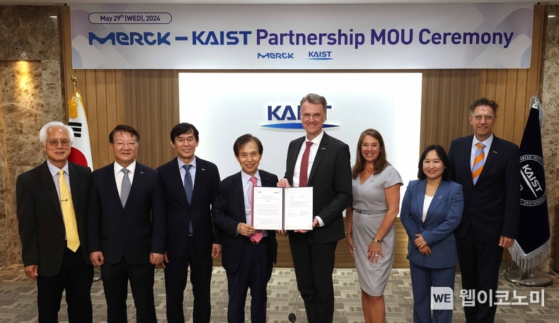 KAIST-머크社, 글로벌 바이오산업 MOU 체결식 / (왼쪽 네 번째부터) 이광형 KAIST 총장과 마티아스 하인젤 머크사 CEO 및 양 기관 관계자들 / 2024.05.29 (출처: KAIST)