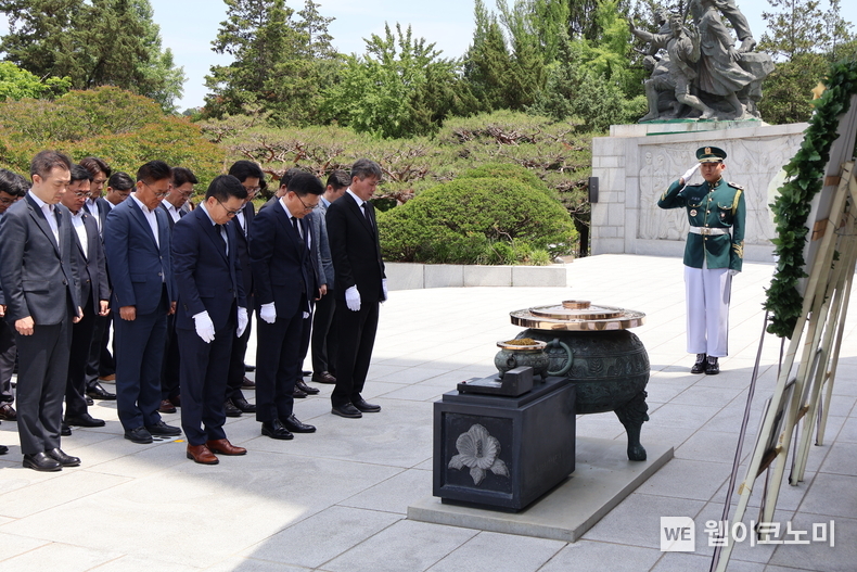 한화그룹 방산계열사 임직원들이 국립서울현충원에서 합동 참배를 진행하고 있다. / 2024.05.29 (출처: 한화그룹)