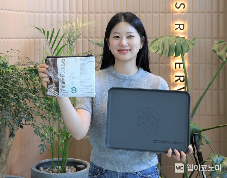 스타벅스 모델이 원두 팩 파우치와 커피박 트레이를 소개하고 있다. / 2024.05.29 (출처: 스타벅스 코리아)