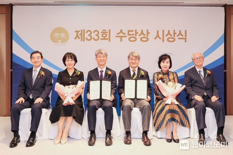 수당재단은 29일 서울 소공동 롯데호텔에 제33회 수당상 시상식을 개최했다. (왼쪽부터) 수당재단 김윤 이사장, 포스텍 이현우 교수 내외, 조길원 교수 내외, 진정일 수당상 운영위원장. / 2024.05.30 (출처: 삼양그룹)