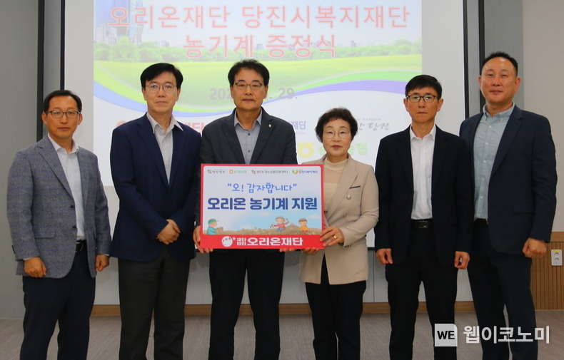 오리온그룹-당진시복지재단 농기계 증정식(왼쪽부터 권혁용 오리온 AGRO팀 상무, 최범림 오리온재단 사무국장, 강도순 당진시 순성농협 조합장, 양기림 당진시복지재단 이사장, 신낙현 당진시청 농식품유통과장, 유광근 당진시해나루조합공동사업법인 대표 / 2024.05.31 (출처: 오리온그룹)