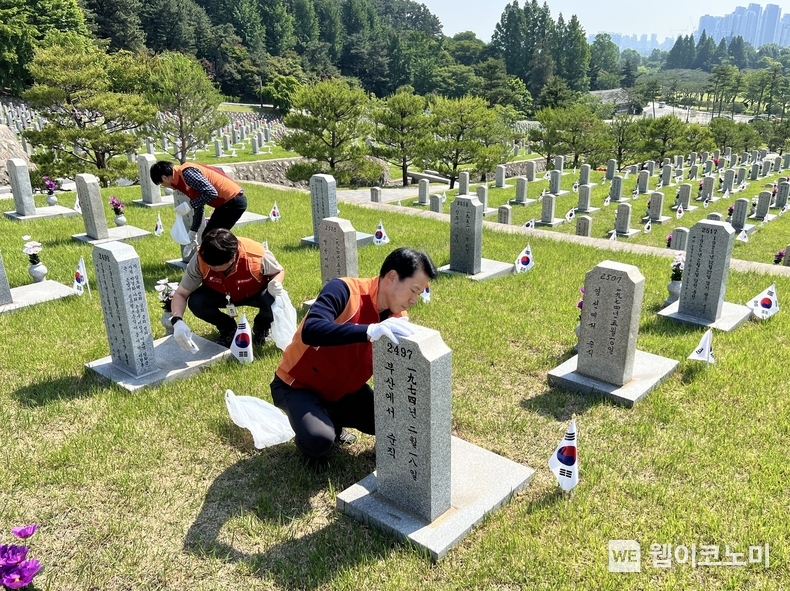 최봉길 홈앤서비스 대표(사진 가운데)를 비롯한 홈앤서비스 임직원들이 국립서울현충원에서 묘역 환경정화 봉사활동을 하고 있다. / 2024.05.31 (출처: SK브로드밴드)