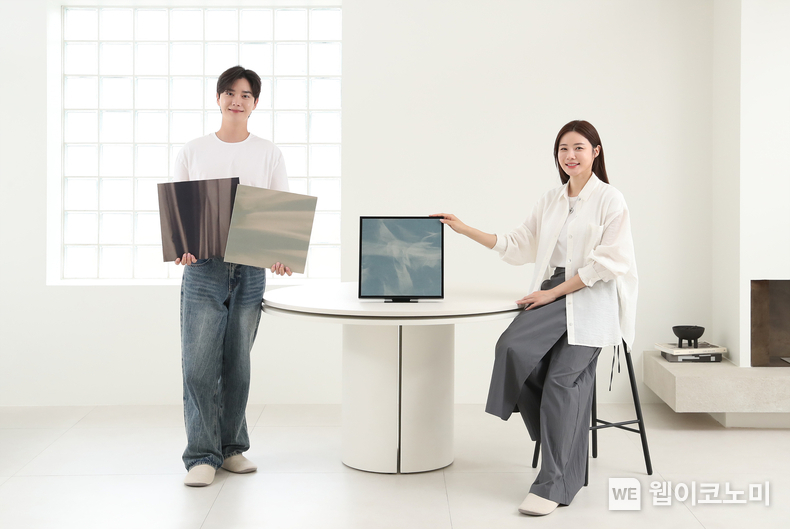 삼성전자 모델이 패션 브랜드 '지용킴'과 협업한 '뮤직 프레임 X 지용킴' 스페셜 에디션을 소개하고 있다. / 2024.06.03 (출처: 삼성전자) 