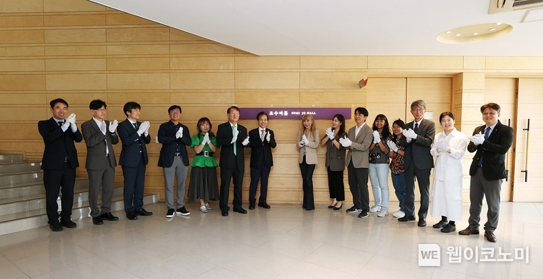 KAIST가 3일 대전 본원 장영신학생회관에서 조수미홀 명명식을 열었다. (사진 중앙) 이광형 총장과 조수미 초빙석학교수 / 2024.06.04 (출처: KAIST)