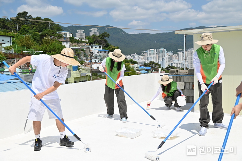 한국주택금융공사 직원들과 대학생 봉사단이 4일 부산광역시 금정구 부곡4동에서 주택 옥상에 열차단 페인트를 칠하는 쿨루프 사회공헌활동을 진행하고 있다. / 2024.06.04 (출처: 한국주택금융공사)