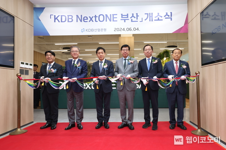 (왼쪽부터) 방성빈 부산은행장, 강석훈 산업은행 회장, 김주현 금융위원장, 박형준 부산시장, 조승환 국민의힘 국회의원, 양재생 부산상공회의소 회장 / 2024.06.04 (출처: 산업은행)