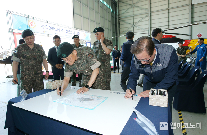 강구영 사장(오른쪽)과 육군 항공사령부 부사령관 박중동 준장(왼쪽) 기념 서명을 하고 있다. / 2024.06.05 (출처: KAI)