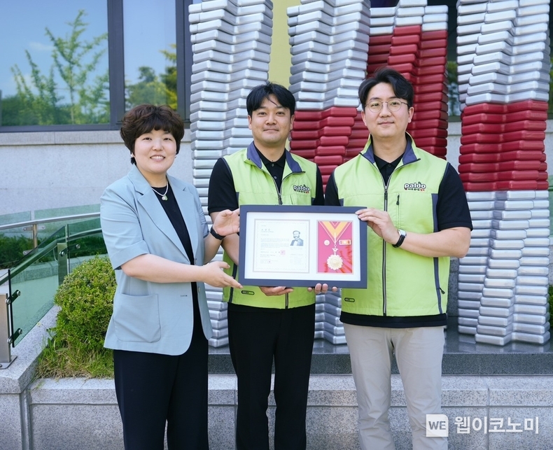 강은주 대한적십자사 모금전략본부 사회협력팀장(맨 왼쪽)과 팔도 나눔봉사단이 사진 촬영에 임하고 있다. / 2024.06.05 (출처: 팔도)