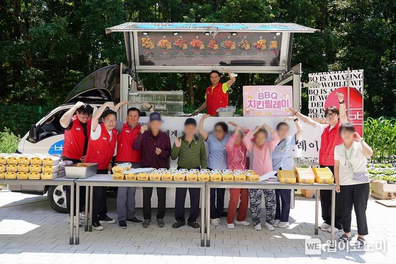 BBQ가 호국보훈의 달을 맞아 '찾아가는 치킨릴레이'를 통해 강원도 원주보훈요양원을 방문해 치킨 250인분을 전달했다. / 2024.06.05 (출처: 제너시스BBQ)