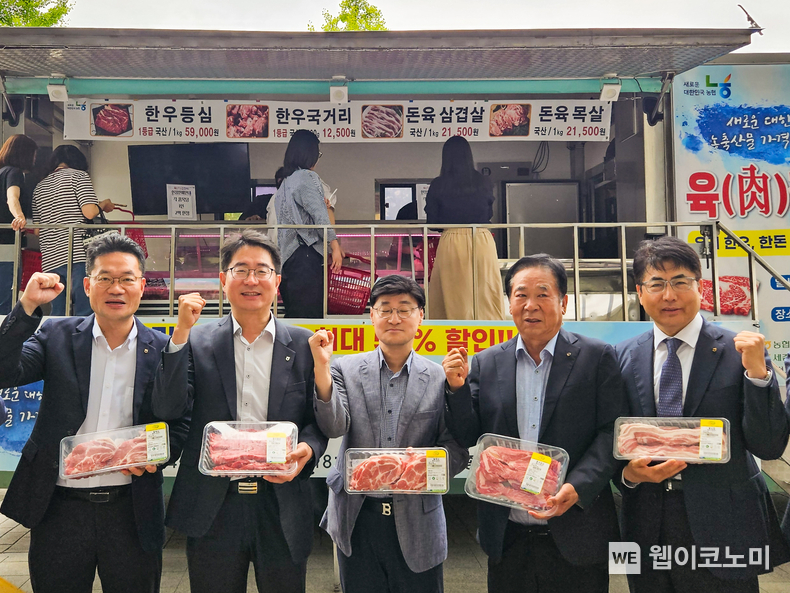 맨오른쪽 부터 농협은행 세종영업본부 홍순옥 본부장, 세종중앙농협 임유수 조합장, 농협은행 박병필 센터장(가운데)가 기념사진 촬영을 하고 있다. / 2024.06.05 (출처: 농협은행)