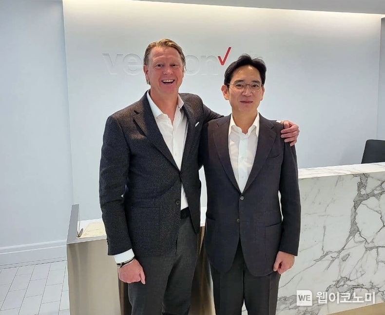 2021년 11월 이재용 당시 삼성전자 부회장이 버라이즌 본사를 방문해 한스 베스트베리 CEO와 기념촬영하는 모습 / 2024.06.07 (출처: 삼성전자)