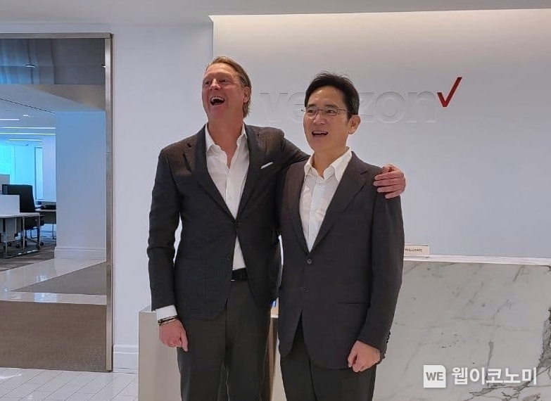 2021년 11월 이재용 당시 삼성전자 부회장이 버라이즌 본사를 방문해 한스 베스트베리 CEO와 기념촬영하는 모습 / 2024.06.07 (출처: 삼성전자)